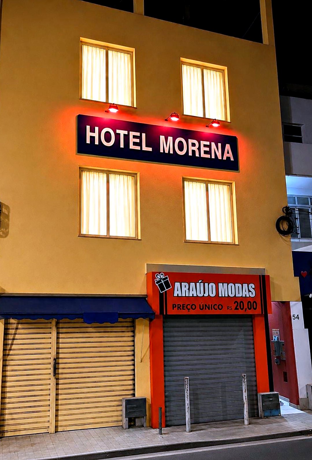 Fachada do Hotel Morena iluminada à noite