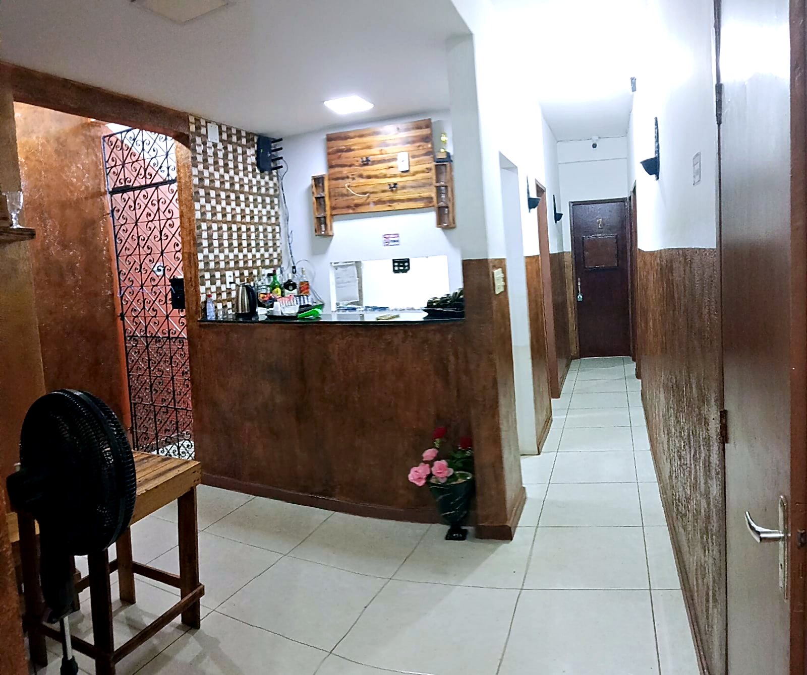 Recepção e corredor do Hotel Morena
